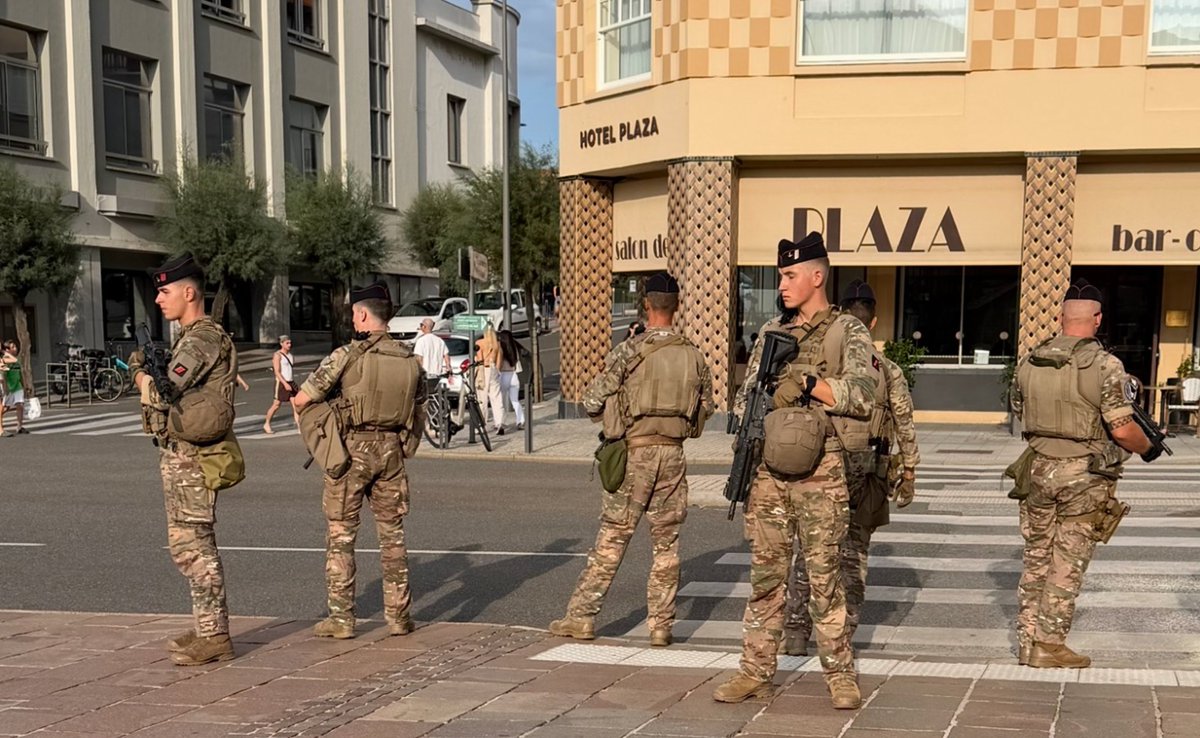 hermanntertsch's tweet photo. 1. Soldados franceses en una ciudad francesa en plena normalidad de patrulla regular.
2. Soldados españoles en una ciudad invadida por un enemigo habiendo sido blanco de repetidas agresiones de comandos de los agresores del país invasor. https://t.co/R4LvaEyPuP