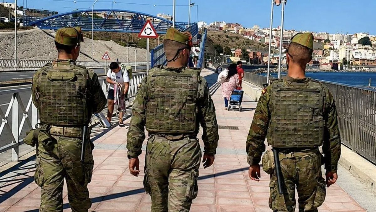 hermanntertsch's tweet photo. 1. Soldados franceses en una ciudad francesa en plena normalidad de patrulla regular.
2. Soldados españoles en una ciudad invadida por un enemigo habiendo sido blanco de repetidas agresiones de comandos de los agresores del país invasor. https://t.co/R4LvaEyPuP