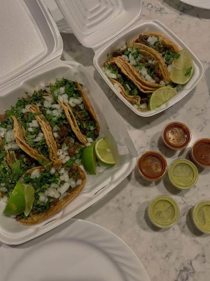layxsnv's tweet photo. AUTHENTIC tacos 🌮😩 https://t.co/MkGaDIrTzD