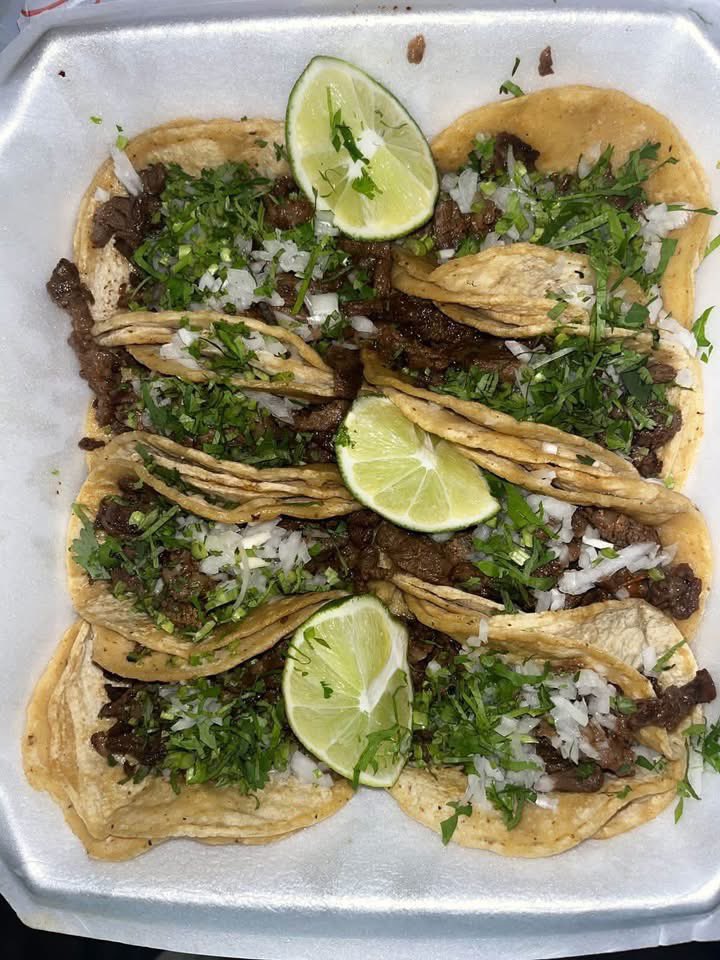 layxsnv's tweet photo. AUTHENTIC tacos 🌮😩 https://t.co/MkGaDIrTzD