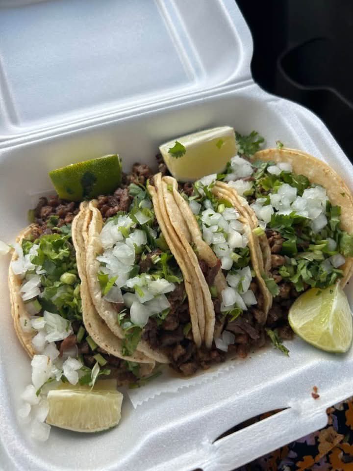 layxsnv's tweet photo. AUTHENTIC tacos 🌮😩 https://t.co/MkGaDIrTzD