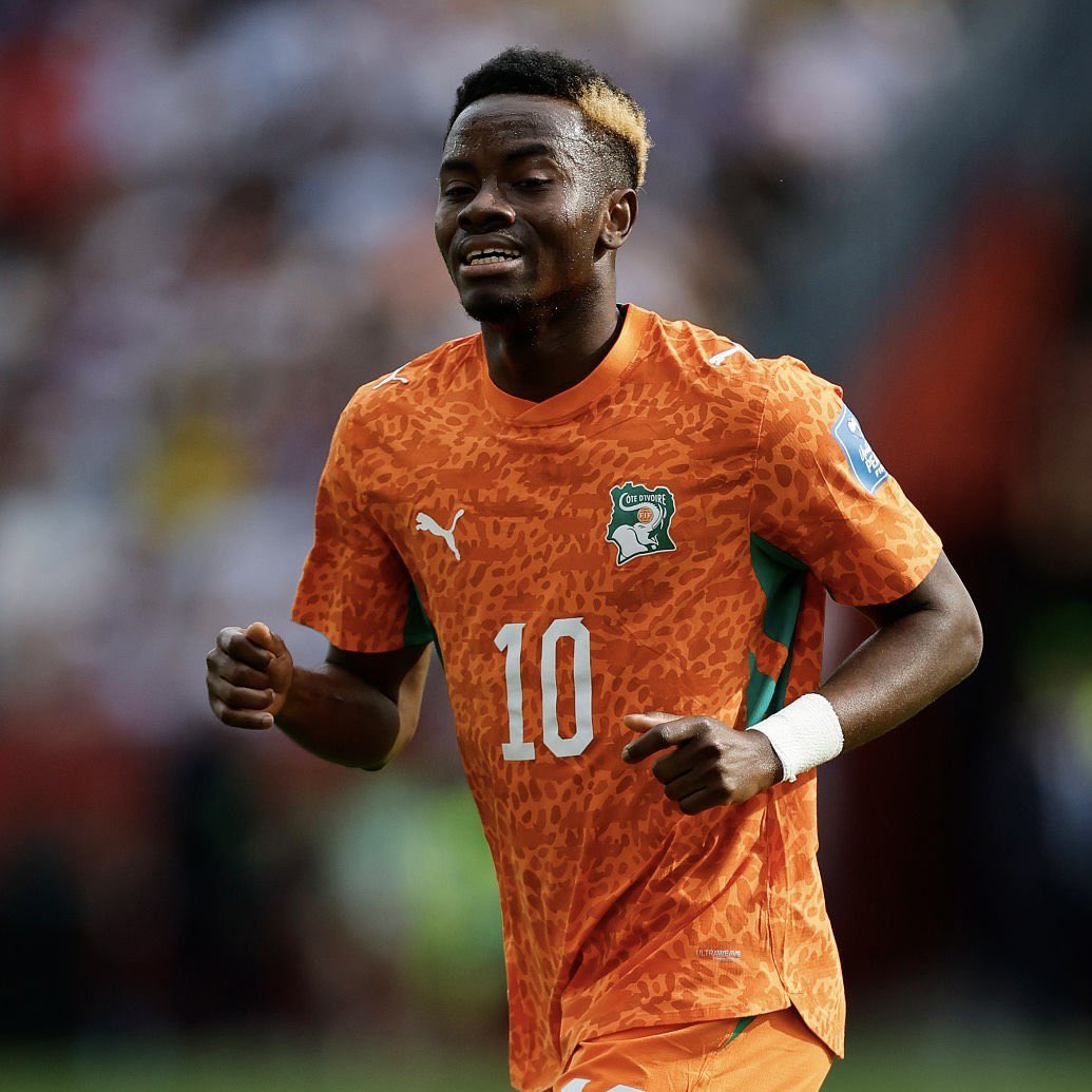 ActuFoot_'s tweet photo. 🚨 SIMON ADINGRA 🇨🇮 VA SIGNER À L’AJAX ! ❤️🤍

Leur mercato cet été :

⏳ Simon Adingra 🇨🇮
✅ Ter Stegen 🇩🇪 (Prêt)
✅ Julian Brandt 🇩🇪 (0€ 💰)
✅ Marcos Leonardo 🇧🇷 (20 M€ 💰)
✅ Tolu Arokodare 🇳🇬 (Prêt avec OA 💰)
✅ Daley Blind 🇳🇱 (0€ 💰)
✅ Caio Henrique 🇧🇷 (10,5 M€ 💰) 
✅ Viktor Tsygankov 🇺🇦 (4 M€)
✅ Sofyan Amrabat 🇲🇦 (0€ 💰)

🗞️ @sachatavolieri