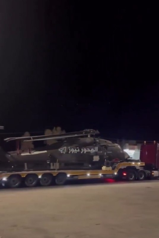 enformasyon56's tweet photo. Dün gece yaşanan İran balistik füze saldırısında Ürdün Prens Hasan Hava Üssü de vuruldu ve üsteki helikopterlerin bir kısmı imha oldu. ABD Ordusu da bu nedenle tırlarla helikopterleri kırsala ve farklı hava üslerine nakletmeye başladı.
İsrail de 2 hafta önce İsrail kuzeyindeki nakliye helikopterlerinin bir kısmını Hizbullah saldırı menzilinde olduğu için güney çölüne nakletmişti.
Saldırılardan korumak ve aynı zamanda da İran'ın adalarına ve nükleer altyapısı başta olmak üzere stratejik üslerine olası hava taarruz harekatı için helikopterler uzun zamandır farklı bölgelere dağıtılıyor ve bu yeniden konuşlandırma da bunun bir parçasıdır.