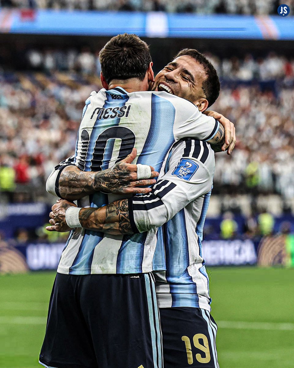 juegosimple__'s tweet photo. 🇦🇷🥺 Uf, el mensaje de Nicolás Otamendi en redes sociales, luego del anuncio de Lionel Messi:

«Te quiero, enano. Y hoy me cuesta encontrar palabras para despedir al amigo con el que compartí tantos años, tantas batallas y tantos sueños. Porque uno se acostumbra a verte ahí… con la diez, entrando a la cancha, creyendo una vez más que todo era posible. Y ahora toca aceptar que ese momento que tantas veces quisimos detener, finalmente llegó.

Me quedo con los abrazos después de cada batalla, con las risas, las lágrimas, las charlas y con cada recuerdo que el fútbol nos regaló. Me quedo, sobre todo, con el orgullo de haber compartido vestuario con vos y de poder decir que tuve la suerte de haber jugado con vos.

Gracias, Leo. Gracias por enseñarnos a creer incluso cuando parecía imposible. Gracias por llevar nuestra camiseta hasta lo más alto y por hacer que millones de argentinos sintiéramos que nuestros sueños también podían cumplirse.

Va a ser extraño no verte más con la celeste y blanca. Va a doler. Muchísimo.

Pero cuando te extrañemos, vamos a mirar atrás y recordar todo lo que nos diste.

Te quiero, amigo. Fue un privilegio caminar a tu lado. Y aunque algún día dejemos de compartir una cancha, voy a agradecer toda mi vida haber compartido una parte de tu historia con vos.

La Selección seguirá siendo celeste y blanca… pero una parte de ella, para siempre, será tuya»