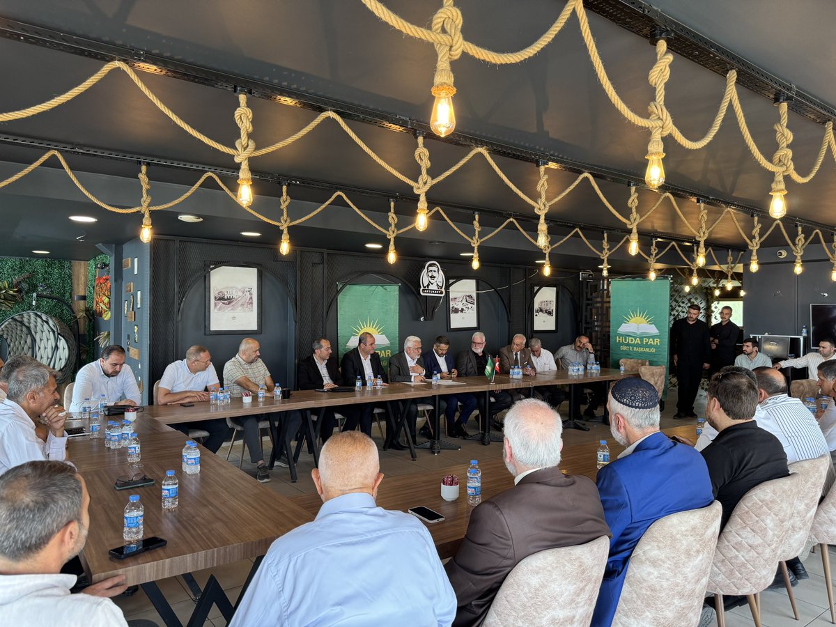 msahgultekin's tweet photo. Siirt’te yoğun ve verimli bir program gerçekleştirdik.

Genel Başkanımız Sayın Zekeriya Yapıcıoğlu ile birlikte STK temsilcileri, akademisyenler, kanaat önderleri ve medya mensuplarıyla bir araya geldik. Şehrimizin sorunlarını, beklentilerini ve ülke gündemini istişare ettik.

Öğle saatlerinde parti binamızda üye ve gönüllülerimizle buluştuk. Teşkilatımızın heyecanını ve samimiyetini birlikte paylaştık.

Akşam ise genç kardeşlerimizle bir araya geldik. Düşüncelerini, beklentilerini ve geleceğe dair hayallerini dinledik.

Siyaseti milleti dinlemek, sorunları yerinde görmek ve çözüm üretmek olarak görüyoruz.

Milletimizin derdini merkeze alan, gençlerimizin geleceğine güvenle baktığı ve adaletin hâkim olduğu bir Türkiye için çalışmalarımızı kararlılıkla sürdüreceğiz.