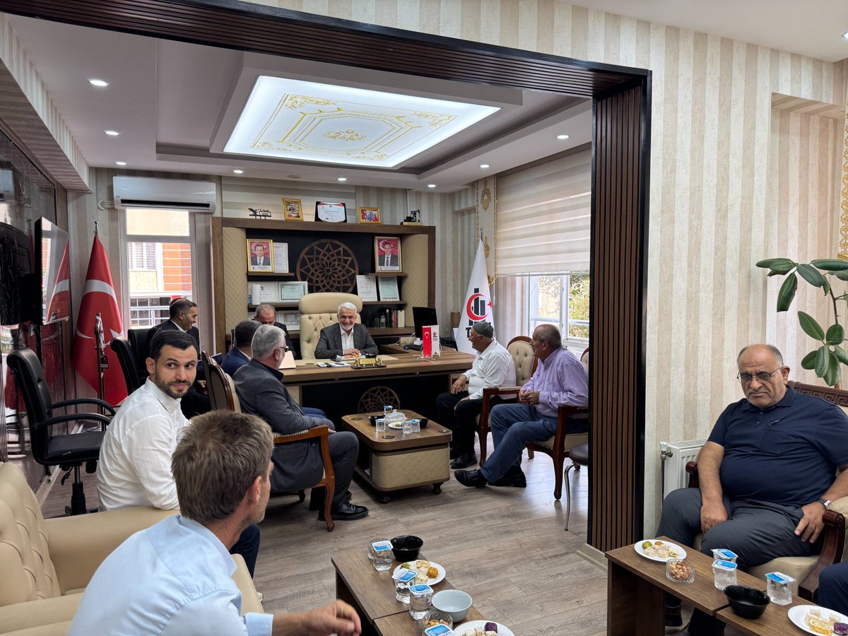 msahgultekin's tweet photo. Siirt’te yoğun ve verimli bir program gerçekleştirdik.

Genel Başkanımız Sayın Zekeriya Yapıcıoğlu ile birlikte STK temsilcileri, akademisyenler, kanaat önderleri ve medya mensuplarıyla bir araya geldik. Şehrimizin sorunlarını, beklentilerini ve ülke gündemini istişare ettik.

Öğle saatlerinde parti binamızda üye ve gönüllülerimizle buluştuk. Teşkilatımızın heyecanını ve samimiyetini birlikte paylaştık.

Akşam ise genç kardeşlerimizle bir araya geldik. Düşüncelerini, beklentilerini ve geleceğe dair hayallerini dinledik.

Siyaseti milleti dinlemek, sorunları yerinde görmek ve çözüm üretmek olarak görüyoruz.

Milletimizin derdini merkeze alan, gençlerimizin geleceğine güvenle baktığı ve adaletin hâkim olduğu bir Türkiye için çalışmalarımızı kararlılıkla sürdüreceğiz.