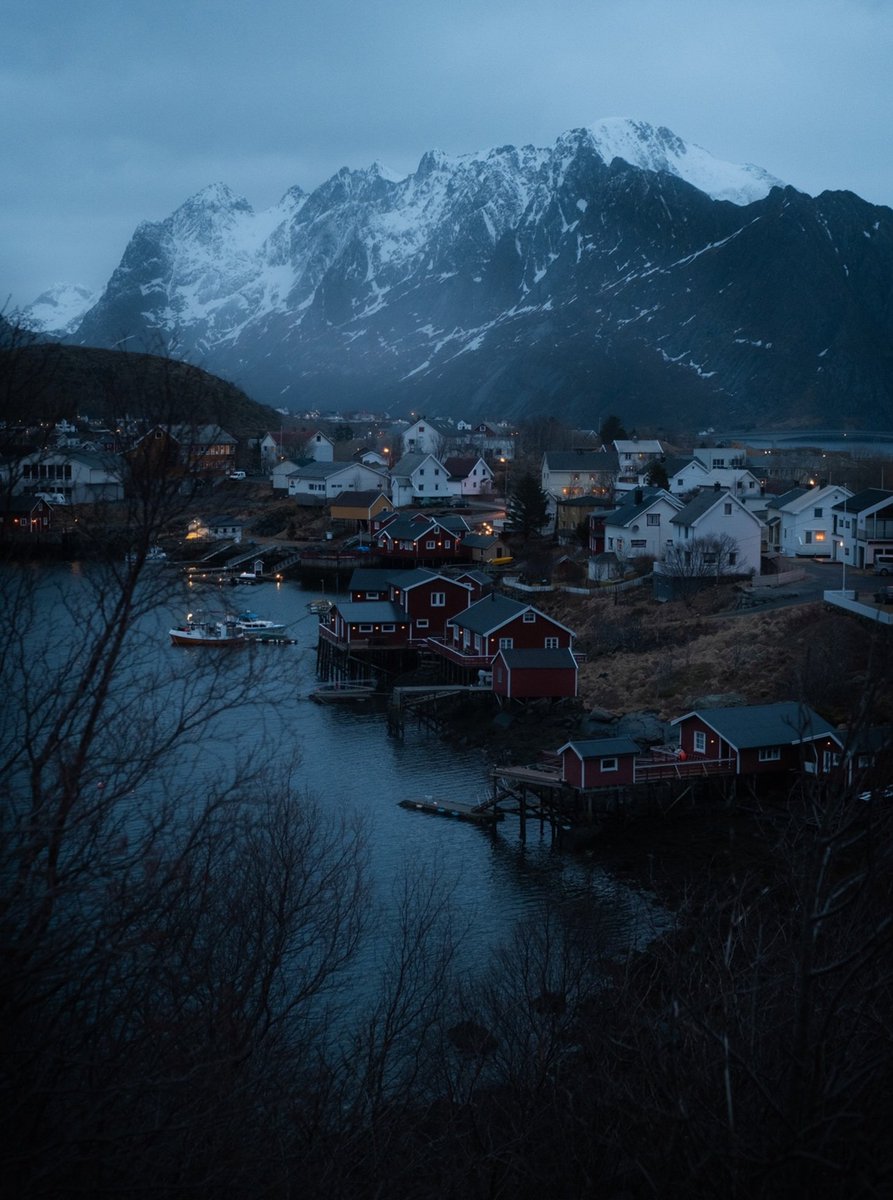InFiniteH0riZ0n's tweet photo. A quiet evening in the Lofoten Islands. https://t.co/hYS8BZSIbm