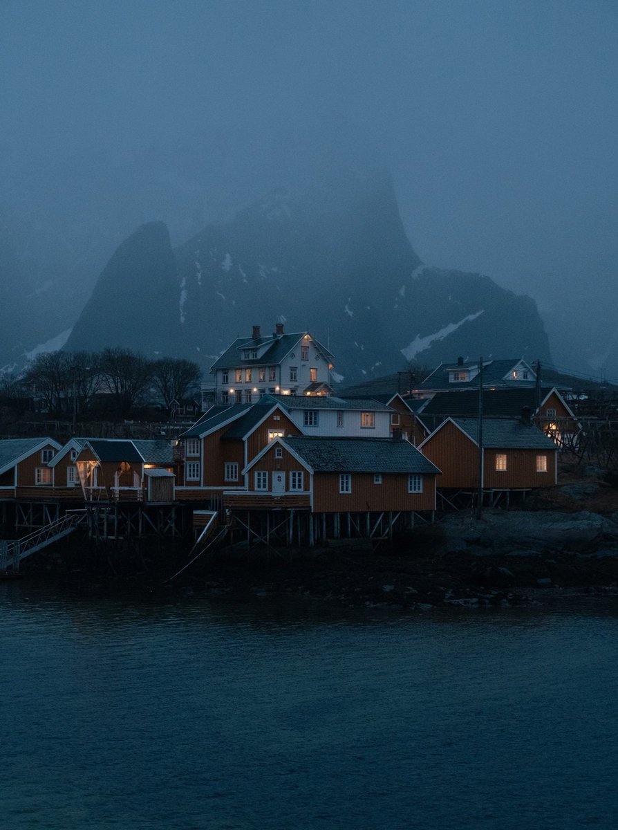 InFiniteH0riZ0n's tweet photo. A quiet evening in the Lofoten Islands. https://t.co/hYS8BZSIbm
