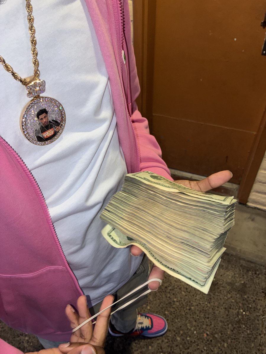 _Baywitdak_'s tweet photo. Sloppy roll of dubs a broke b👧🏼tch still can’t get a hug 💰🙂‍↔️💕 #3WAY #LLT4 https://t.co/JXUzmBRBLX