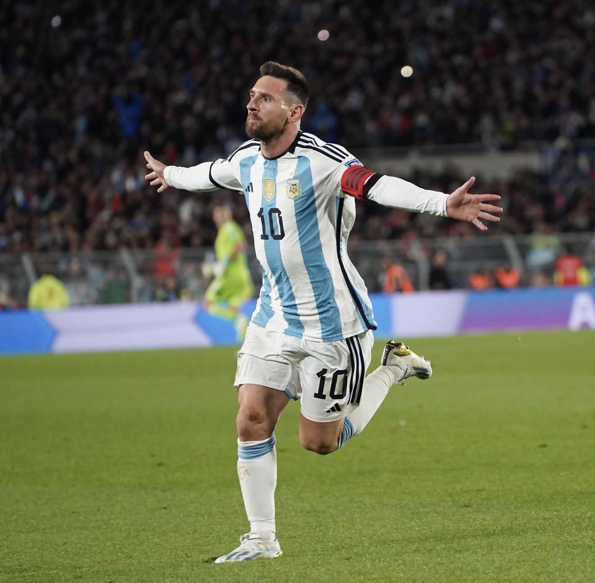 HusseinY22's tweet photo. انهيت للتو يوم عمل طويل قبل اختتام المركاتو الصيفي في إيطاليا، جولة اعتيادية على الاخبار اشاهد فيها صورته في كل مكان، اصدقاء وصحافيّون و وسائل اعلام وأشخاص لا اعرفهم  امتلأت صفحاتهم بها، الكل يتحدث عنه، الكل حزين للخبر، تشعر ان كل واحد خسر شيئا يعنيه، يتحدثون عنه كأنه جزء من العائلة وهو احيانا كان اكثر من ذلك ربما…
اعود بالذاكرة إلى وقت اعتزال مارادونا، هو الذي كان بطل طفولتي وأعظم اللاعبين، شعرت وقتها انني لا اريد متابعة كرة القدم مجددا إلى ان جاء رونالدو، أحببته كثيرا، معه ازداد شغفي بكرة القدم، كنت اشاهد المباريات طالما هو موجود، عندما يخرج لا اكملها…
لكل منا بطله الذي لا يريد لاحد ان يتفوق عليه، يقاوم الفكرة كثيرا عندما يشعر انها اصبحت حقيقية، تماما كما فعلت معه، ليس رفضا لموهبته الخارقة ابدا، لكن لمحبتي الكبيرة لمن سبقه…
في قطر نجح بإزالة آخر الشكوك التي كانت تحول بينه وبين ان يكون الأفضل في التاريخ، اصبح هو الأفضل، اما في زمنه فكنت اخجل اساسا من مقارنته بالآخرين، فالفارق بينه وبينهم هائل بالنسبة لي…
لم يكن يوما لاعبي المفضل ولن يكون، لكنه ببساطة الأفضل في التاريخ ومن دونه كرة القدم تخسر جزءا يكاد ان يكون من المستحيل تعويضه