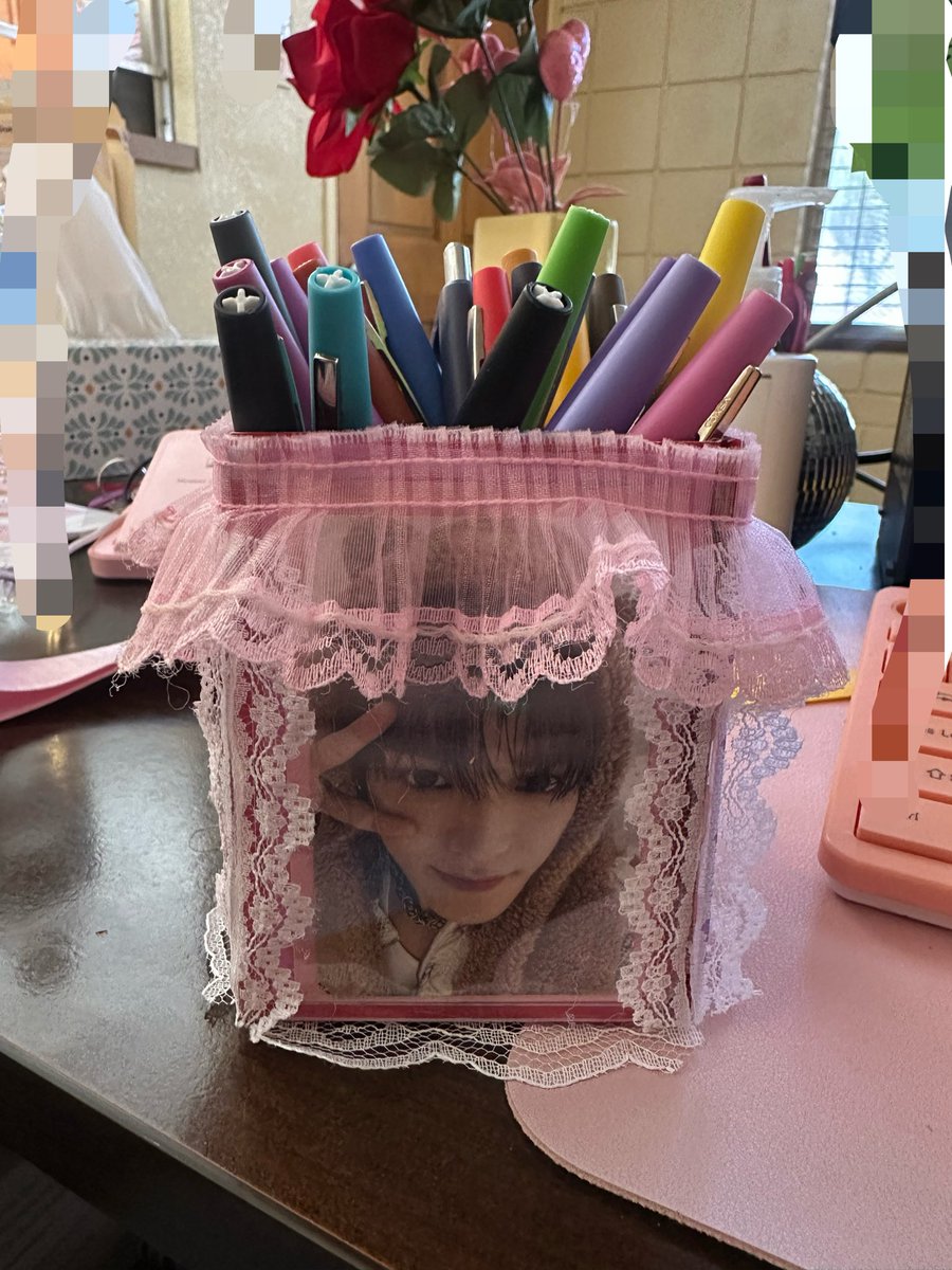 404lding's tweet photo. do u guys like the taeyong pen holder i made :) https://t.co/omTsk7oELo