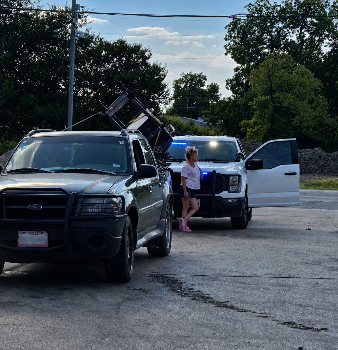 cci4point0's tweet photo. Only in Farmersville haha. Lady got out while chowing down on a bowl of soup jabbering about how her knots are tied like boy scout knots (for the bbq) lol.
#cci4point0 #farmersville https://t.co/9I0rxN1XKJ