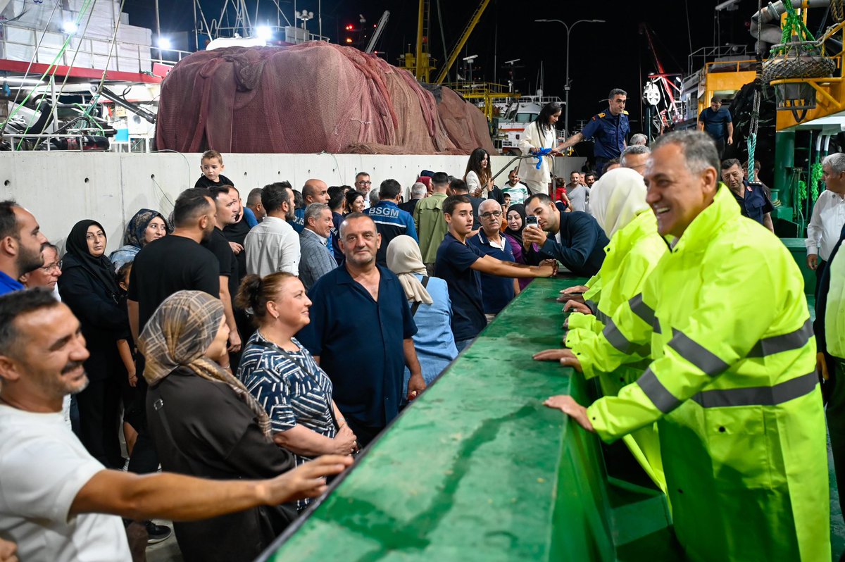 ahusta07's tweet photo. 2026-2027 Balıkçılık Av Sezonu’nun coşkusunu, Armutlu Kapaklı Köyü Balıkçı Barınağı’nda emektar balıkçılarımız ve kıymetli hemşehrilerimizle birlikte paylaştık.

Yalova Milletvekilimiz Sayın Meliha Akyol, Armutlu Kaymakamımız Sayın Erinç Demir, BSGM Daire Başkanımız Sayın Dr. Erdal Üstündağ, DEMBİR Başkanı Sayın Yusuf Baykan, il protokolümüz ve kıymetli misafirlerimizle birlikte balıkçılarımızın heyecanına ortak olduk.

Bu anlamlı buluşmada balıkçı kardeşlerimize bir de müjde verdik; Ulaştırma ve Altyapı Bakanlığımız nezdinde yürüttüğümüz gayretler neticesinde, Çiftlikköy açıklarındaki gemi demirleme sahasını yarıya indirerek 10 hektarlık alanı balıkçılık faaliyetlerine açtık.
Desteklerinden dolayı Ulaştırma ve Altyapı Bakanımıza şahsım ve balıkçılarımız adına şükranlarımı sunuyorum.

Programın ardından emektar balıkçılarımızla birlikte teknelere binerek denize açıldık. Gece boyunca kaptanlarımızdan ve balıkçılarımızdan denizciliğe, av sezonuna ve denizin meşakkatli hallerine dair pek çok kıymetli detay öğrendik.

Bizleri teknelerinde samimiyetle ağırlayan, tecrübelerini paylaşan tüm denizcilerimize ve organizasyonda emeği geçen herkese yürekten teşekkür ediyorum.

Mavi vatanımızda rızık peşinde koşan tüm balıkçılarımıza hayırlı, bereketli ve bol kazançlı bir sezon diliyorum. 

PRUVANIZ NETA, DÜMENİNİZ VİYA, BAHTINIZ AÇIK,RÜZGARINIZ KOLAYINA OLSUN” ! 🌊