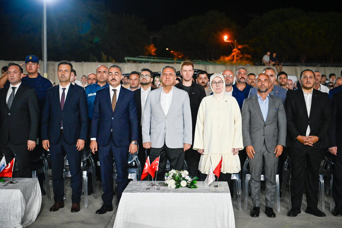 ahusta07's tweet photo. 2026-2027 Balıkçılık Av Sezonu’nun coşkusunu, Armutlu Kapaklı Köyü Balıkçı Barınağı’nda emektar balıkçılarımız ve kıymetli hemşehrilerimizle birlikte paylaştık.

Yalova Milletvekilimiz Sayın Meliha Akyol, Armutlu Kaymakamımız Sayın Erinç Demir, BSGM Daire Başkanımız Sayın Dr. Erdal Üstündağ, DEMBİR Başkanı Sayın Yusuf Baykan, il protokolümüz ve kıymetli misafirlerimizle birlikte balıkçılarımızın heyecanına ortak olduk.

Bu anlamlı buluşmada balıkçı kardeşlerimize bir de müjde verdik; Ulaştırma ve Altyapı Bakanlığımız nezdinde yürüttüğümüz gayretler neticesinde, Çiftlikköy açıklarındaki gemi demirleme sahasını yarıya indirerek 10 hektarlık alanı balıkçılık faaliyetlerine açtık.
Desteklerinden dolayı Ulaştırma ve Altyapı Bakanımıza şahsım ve balıkçılarımız adına şükranlarımı sunuyorum.

Programın ardından emektar balıkçılarımızla birlikte teknelere binerek denize açıldık. Gece boyunca kaptanlarımızdan ve balıkçılarımızdan denizciliğe, av sezonuna ve denizin meşakkatli hallerine dair pek çok kıymetli detay öğrendik.

Bizleri teknelerinde samimiyetle ağırlayan, tecrübelerini paylaşan tüm denizcilerimize ve organizasyonda emeği geçen herkese yürekten teşekkür ediyorum.

Mavi vatanımızda rızık peşinde koşan tüm balıkçılarımıza hayırlı, bereketli ve bol kazançlı bir sezon diliyorum. 

PRUVANIZ NETA, DÜMENİNİZ VİYA, BAHTINIZ AÇIK,RÜZGARINIZ KOLAYINA OLSUN” ! 🌊