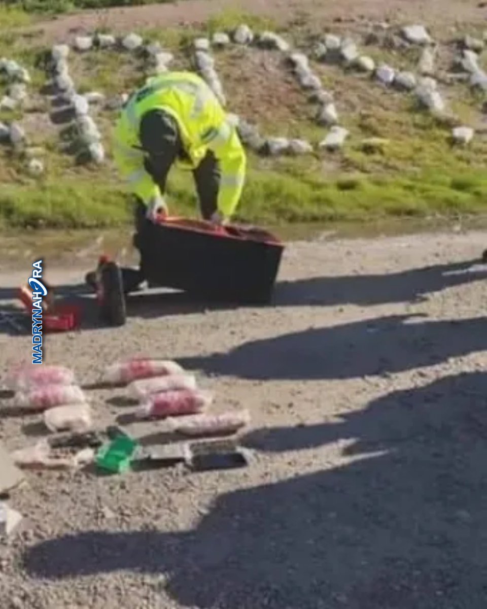 MadrynAhora's tweet photo. Viajaban hacia Puerto Madryn con cocaína, marihuana y un arma cargada Gendarmería detuvo a los ocupantes de un Volkswagen Gol que viajaban desde Villa Regina hacia Puerto Madryn luego de un control sobre la Ruta 3, a la… #PuertoMadryn #Gendarmería #Drogas #Ruta3 #Policiales https://t.co/YFUkOGZRBG