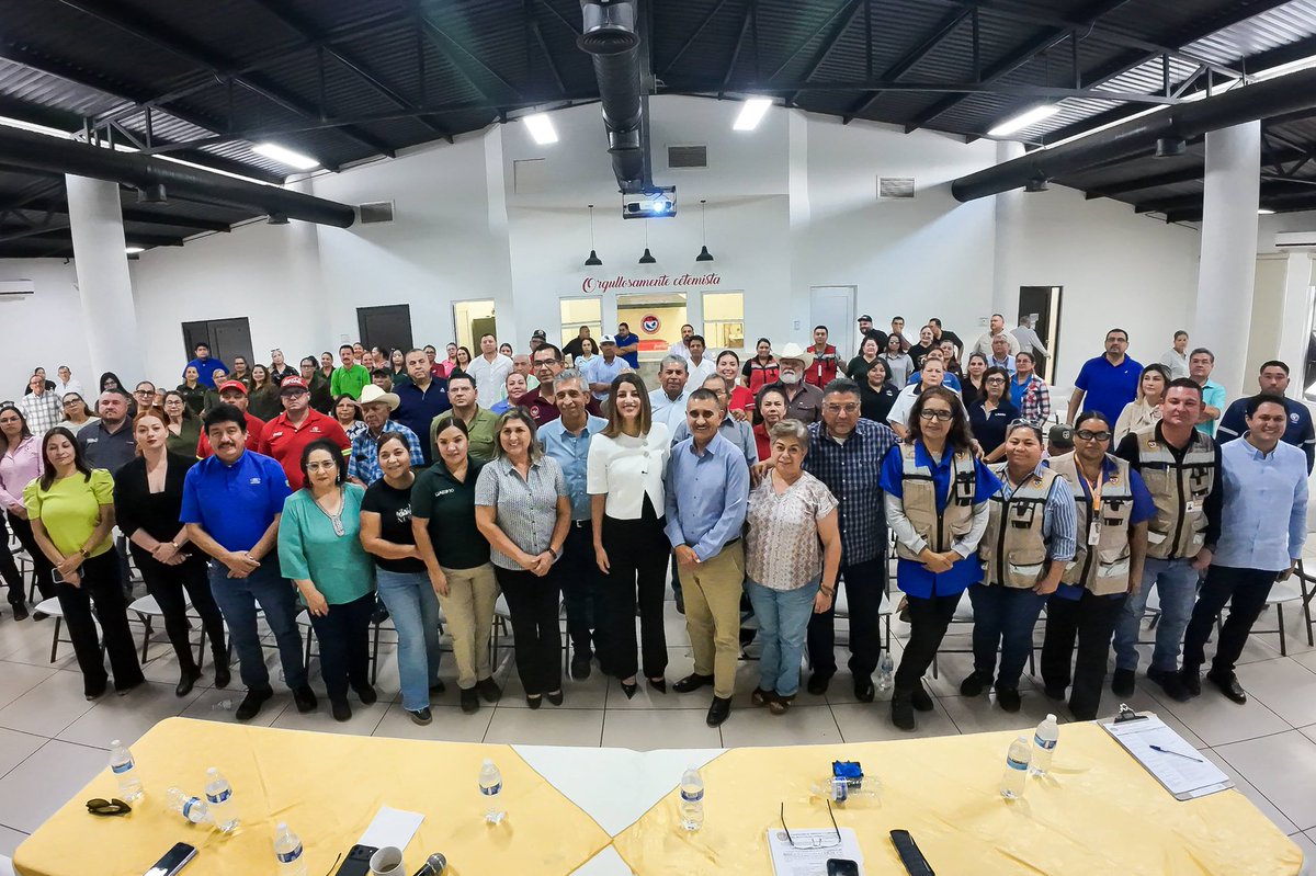 PaulinaOcanaE's tweet photo. Con líderes de distintos gremios afiliados a la CTM describimos las acciones a favor de la clase trabajadora que impulsa el gobernador  @AlfonsoDurazo y reconocimos el valor de la organización y fuerza laboral que, con capacitación y derechos reconocidos, es parte fundamental de la capacidad productiva de Sonora.

Agradezco a mis amigos Javier Villarreal y al diputado Oscar Ortiz, dirigentes estatal y municipal, respectivamente, por la oportunidad de este diálogo con quienes representan al activo más importante de la cadena productiva, los trabajadores.