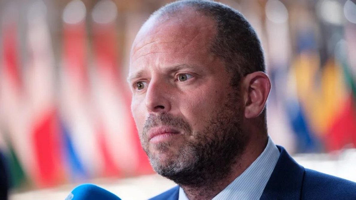 Bry___l's tweet photo. 🚨BREAKING: 🇧🇪Belgium has rejected a renewed push by Poland, the Netherlands, Spain and Sweden to use €210 billion in frozen Russian assets for Ukraine.

Defense Minister Francken called the issue “non-negotiable” and warned Baltic states to stop “putting us in a corner.”

Belgium remains concerned about potential Russian lawsuits, after Moscow secured a €220 billion damages ruling against Euroclear in a Russian court.