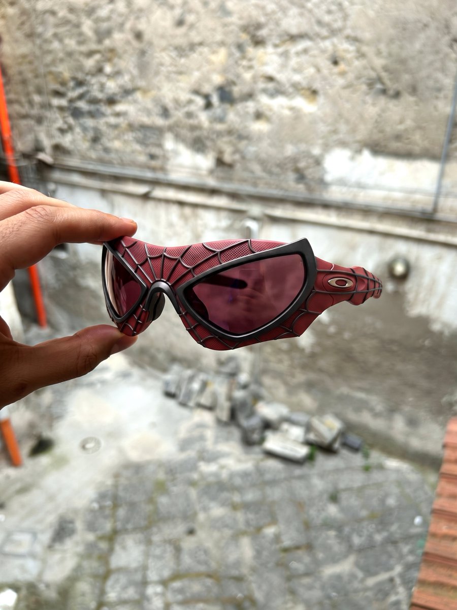 ComplexStyle's tweet photo. This unofficial Spider-Man x Oakley collab is genius 🕸️🔥

📸: @/f25c00 via IG https://t.co/olj0xxXi9R
