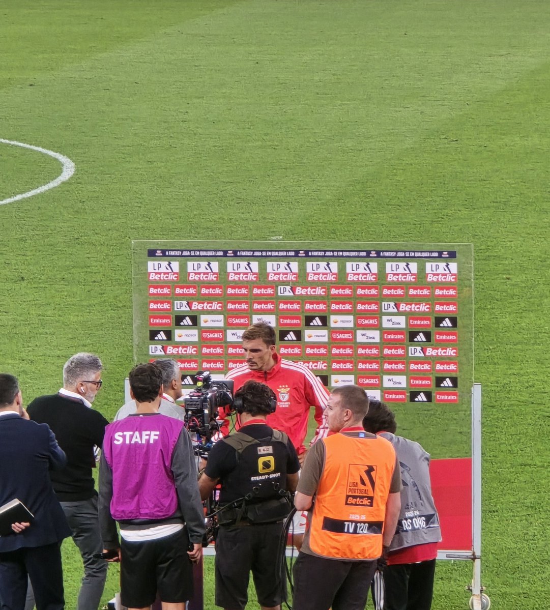 AguiaCosme1904's tweet photo. O que acharam do primeiro jogo dele? 🇵🇹 #JoãoPalhinha #RumoAo39 #Benfica #MVP https://t.co/nkO0Q0yVQd
