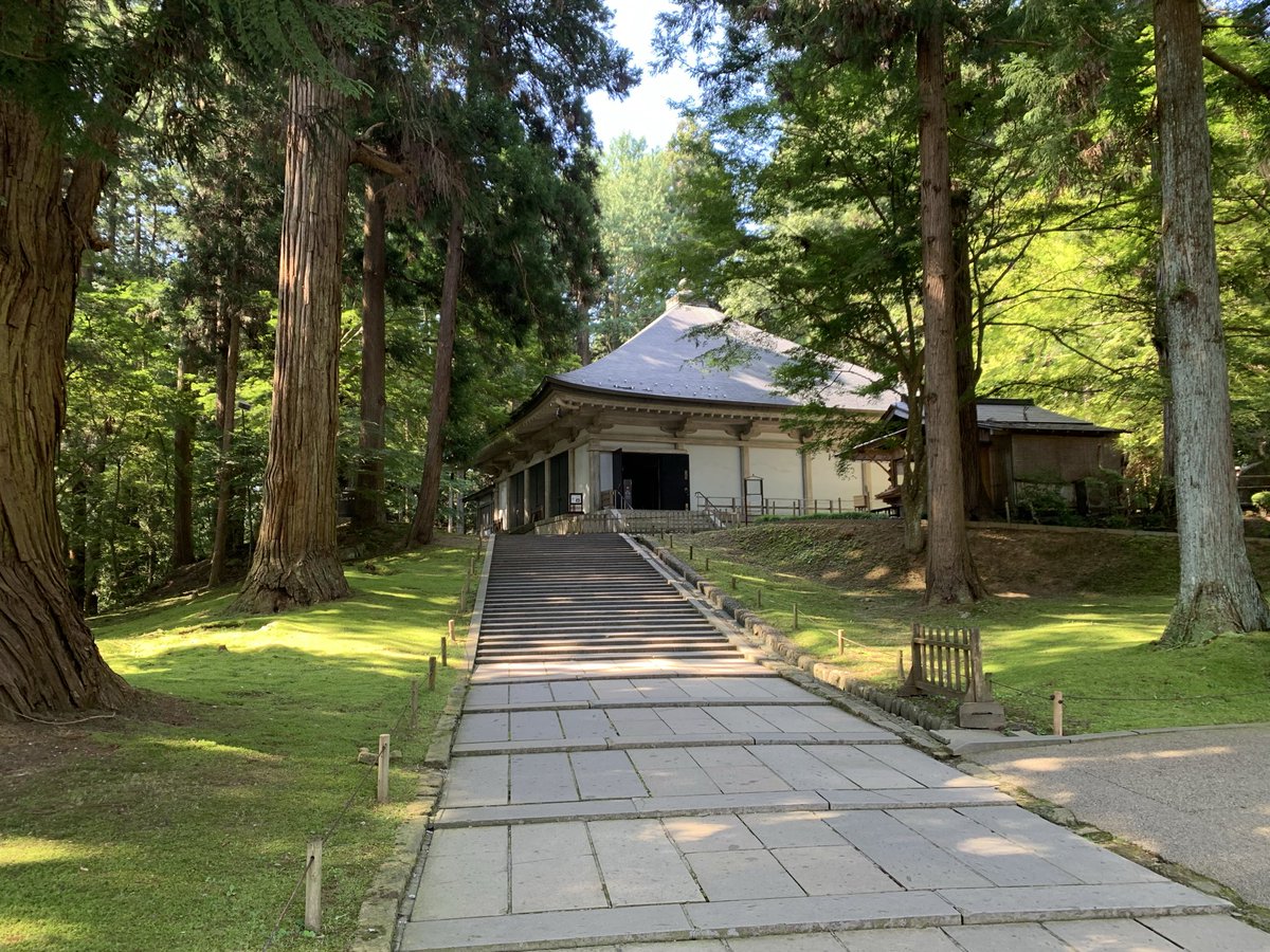 1129bruce's tweet photo. 岩手寺社御朱印巡り1
#中尊寺金色堂(平泉町)
御本尊　阿弥陀如来　天台宗

久々のポストで失礼します
先日中尊寺を巡りました🚄
今年は中尊寺建立900年😊
広い境内、真っ先に金色堂へ✨
堂の内外に金箔を敷き詰めた金色の阿弥陀堂は圧巻でした🤩
堂内で御朱印帳を購入し見開きの御朱印を拝受しました🙏 https://t.co/gZvDSA7llm