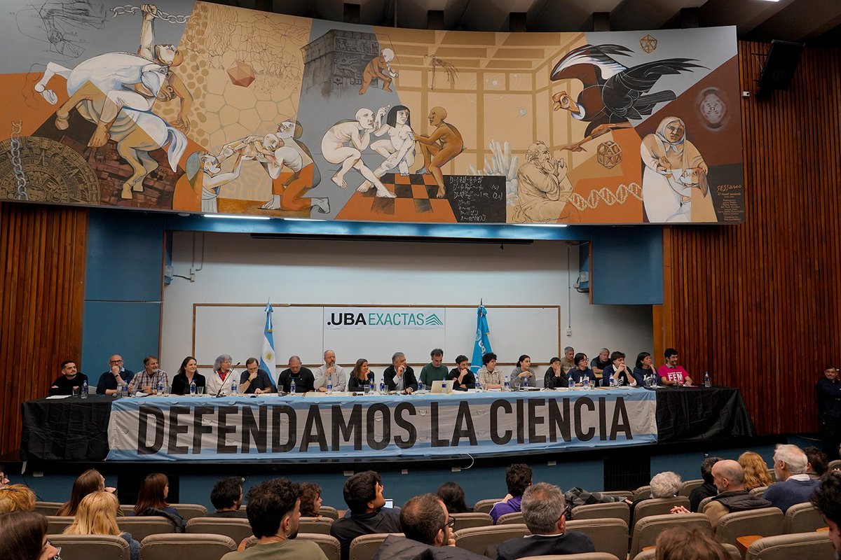 Exactas_UBA's tweet photo. 👉El matemático Guillermo Durán y la química Valeria Levi fueron reelegidos como decano y vicedecana de la Facultad para el período 2027-2031. Asumirán los cargos al frente de su segunda gestión el 1° de marzo del año próximo.

🗳️La elección se llevó a cabo hoy por la tarde en el Aula Magna del Pabellón 1, donde se reunió el Consejo Directivo, renovado hace pocos meses. Durante la sesión, los representantes por la mayoría del claustro de Profesores postularon para ocupar el decanato de la Facultad al actual decano y profesor del Departamento de Matemática, Guillermo “Willy” Durán; por su parte, los representantes por la minoría postularon a la profesora del Departamento de Física Andrea Braga.

☑️Tanto Durán como Levi obtuvieron 14 de los 16 votos del Consejo Directivo. En los momentos finales de la sesión, el decano reelecto destacó la importancia del acto “a 40 años de la democracia universitaria, aún en este contexto, reivindicando la democracia universitaria y la democracia en general. Que viva la universidad pública y que viva nuestro sistema de ciencia y tecnología”, cerró.