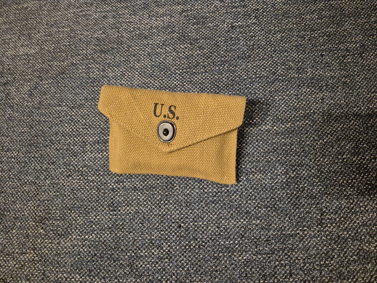 Jay82179250's tweet photo. U.S. M1942 first aid pouch.
Inside you can place the Carlisle Model aid kit (about it later).
For now it's very rigid, but after some weathering it will get better :D
#pacificwar #olivedrab #history #uniforms #uniformhistory #ww2 #tacticalmedicine https://t.co/BnWcwdT1JM
