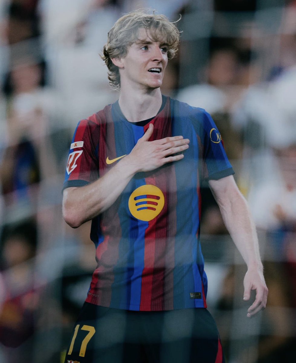 Barca_Archive's tweet photo. Gordon patting the badge. You simply fall in love with Barcelona. ❤️💙 https://t.co/3V6xgXyTqP