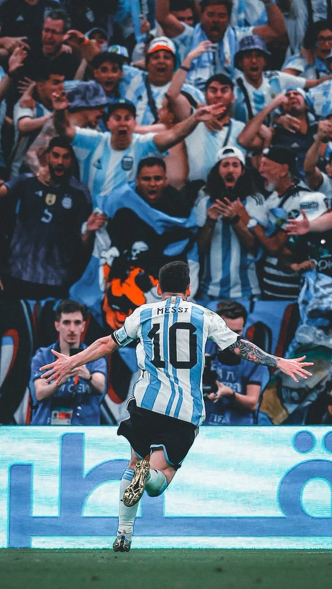 THECHUCHITOYT's tweet photo. Todavía no caigo. Crecí esperando el fin de semana solo para verte tocar la pelota. Nos diste los momentos más felices de nuestras vidas y una alegría que no se paga con nada. Gracias por cada lágrima y cada gambeta. https://t.co/XJAhNNdUKS