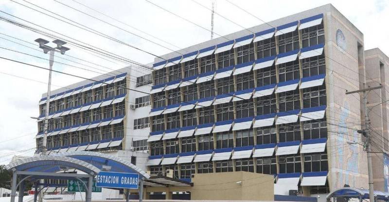 DiarioHouseCom's tweet photo. 🏥🇭🇳 Mejoras en energía y cirugías llegan al Hospital Escuela

El centro asistencial reporta avances en servicios esenciales para los pacientes.

🔗 https://t.co/LnHbPhH71U

#DiarioHouse #HospitalEscuela #Salud #Cirugías #Honduras https://t.co/xDeo0EsXp1