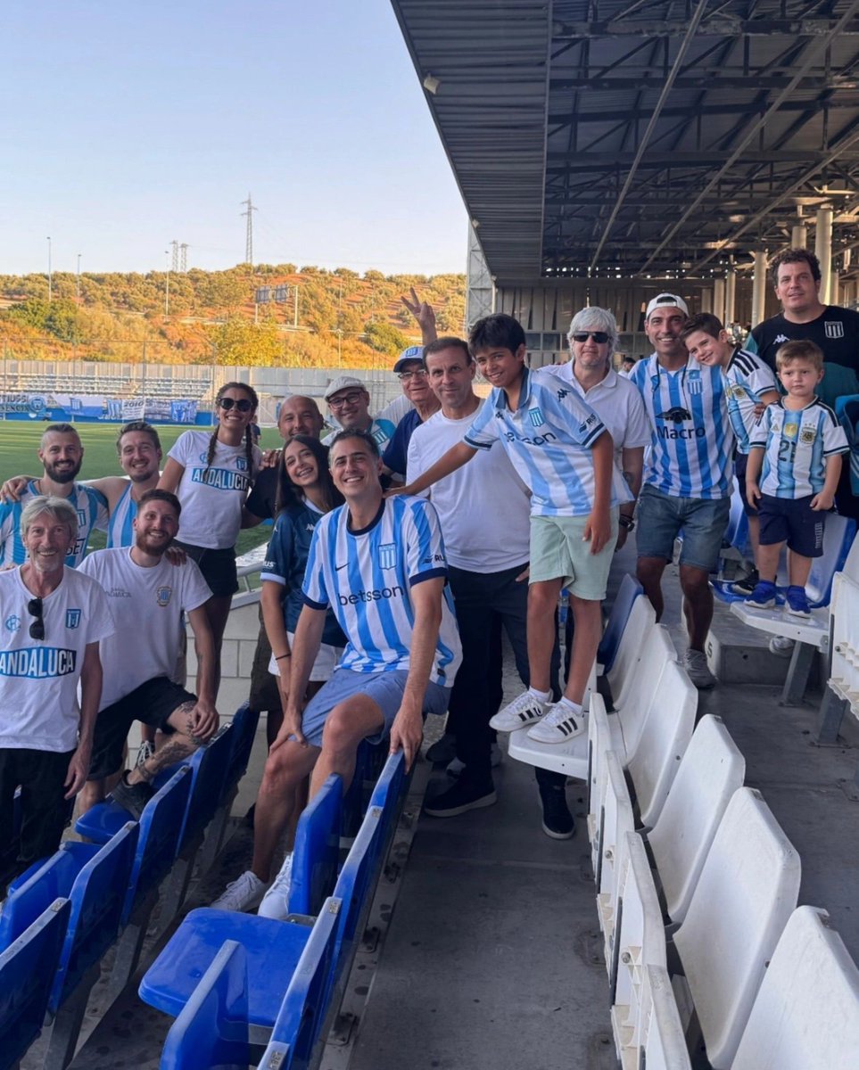 pablonruiz's tweet photo. Alentando a La Academia en España. Aguante Racing en todas partes 🤍🩵 https://t.co/yWH1xSIWKq