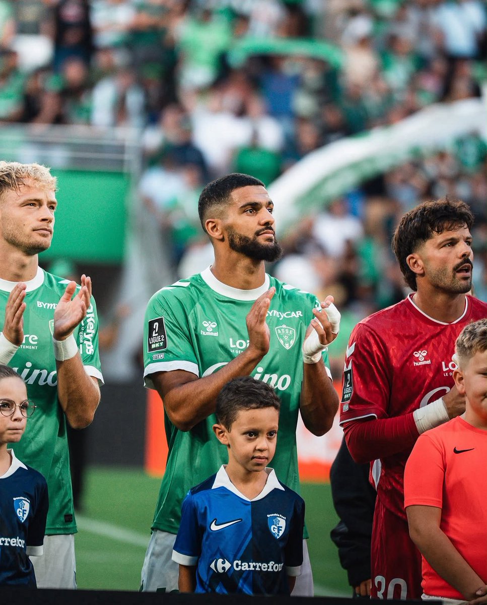 IcosiumFC's tweet photo. 📰 𝙎𝙊𝙃𝘼𝙄𝘽 𝙉𝘼𝙄̈𝙍, 𝙇𝙀 𝙉𝙊𝙐𝙑𝙀𝘼𝙐 𝙋𝙄𝙇𝙄𝙀𝙍 𝘿’𝙐𝙉𝙀 𝘼𝙎𝙎𝙀 𝙌𝙐𝙄 𝙀́𝘾𝙍𝘼𝙎𝙀 𝙏𝙊𝙐𝙏 𝙎𝙐𝙍 𝙎𝙊𝙉 𝙋𝘼𝙎𝙎𝘼𝙂𝙀 ! 🔥

L’AS Saint-Étienne poursuit son sans-faute en Ligue 2. En renversant Dijon (3-2) après avoir été menée au score, l’ASSE signe une quatrième victoire en autant de journées et compte désormais quatre longueurs d’avance sur ses premiers poursuivants.

Arrivé cet été en provenance de Guingamp, Sohaib Naïr s’illustre lui aussi dans l’excellent début de saison des Verts. Titulaire au sein de la défense stéphanoise, l’international algérien enchaîne les prestations convaincantes et confirme les belles promesses entrevues depuis son arrivée.

Quatre matchs, quatre victoires : l’ASSE est idéalement lancée et semble bien partie pour retrouver la Ligue 1 si elle poursuit sur cette dynamique. De son côté, Sohaib Naïr pourrait rapidement retrouver les portes de la sélection nationale s’il continue sur cette lancée. 👏🏼🟢⚪️
