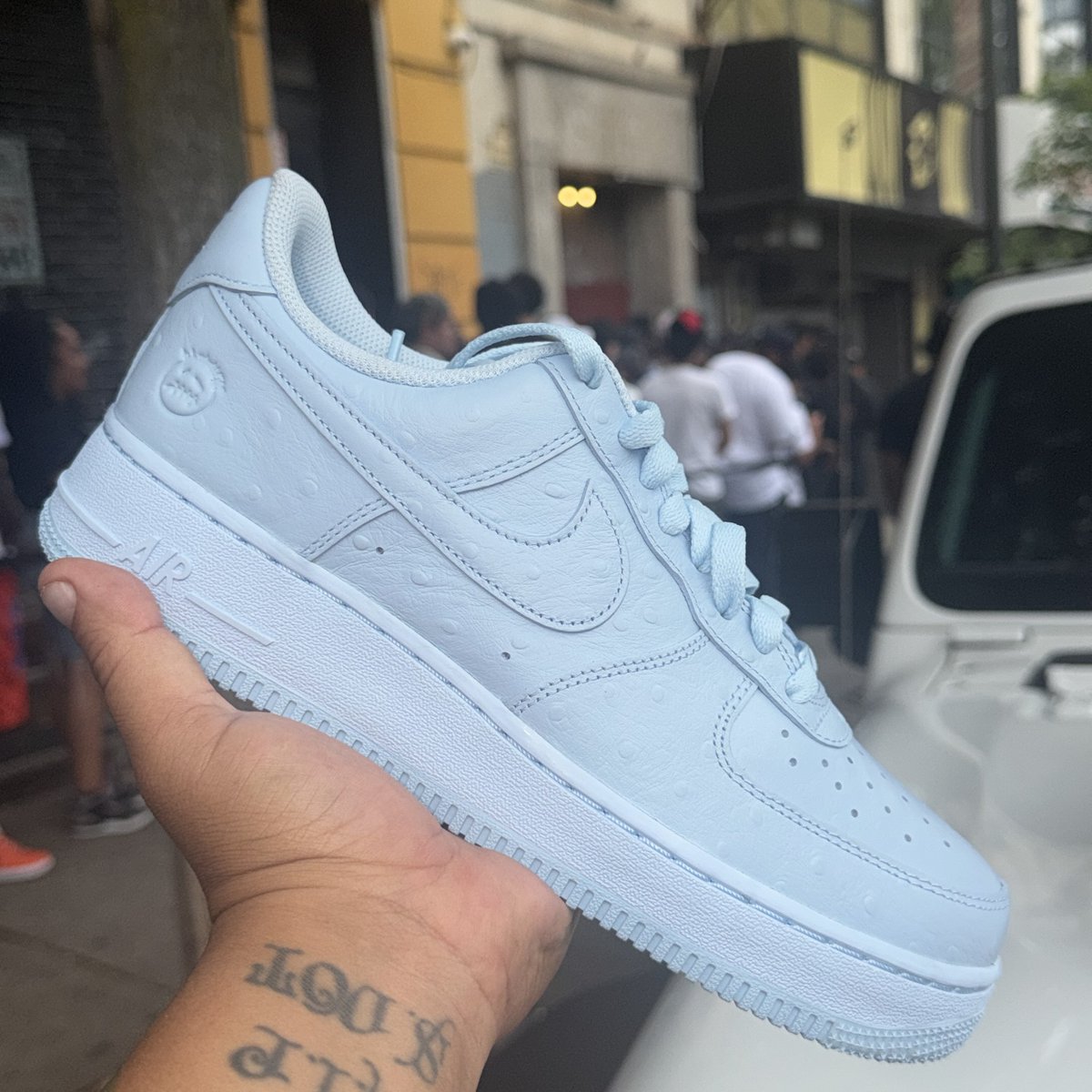 yasuakifujii's tweet photo. Travis Scott × NIKE AIR FORCE 1 LOW “Ice Blue” の発売日が決定
■ JF7727-400
https://t.co/hlctrXS3dj

- トラヴィス トラヴィススコット ナイキ エアフォース1 https://t.co/nMjtBsOGTP