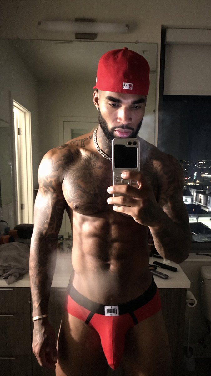 leonjefferson98's tweet photo. Just got in from the gym come rub my shoulders ❤️💪🏾😘 https://t.co/p4uujc4LwV