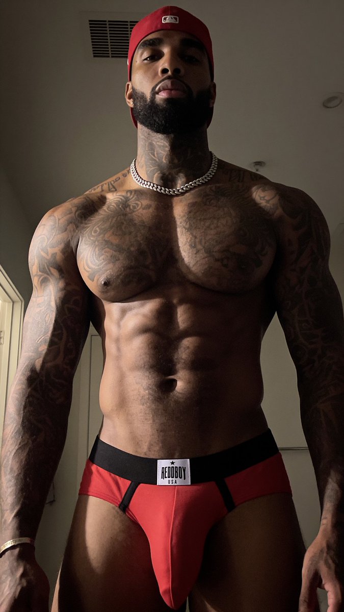 leonjefferson98's tweet photo. Just got in from the gym come rub my shoulders ❤️💪🏾😘 https://t.co/p4uujc4LwV