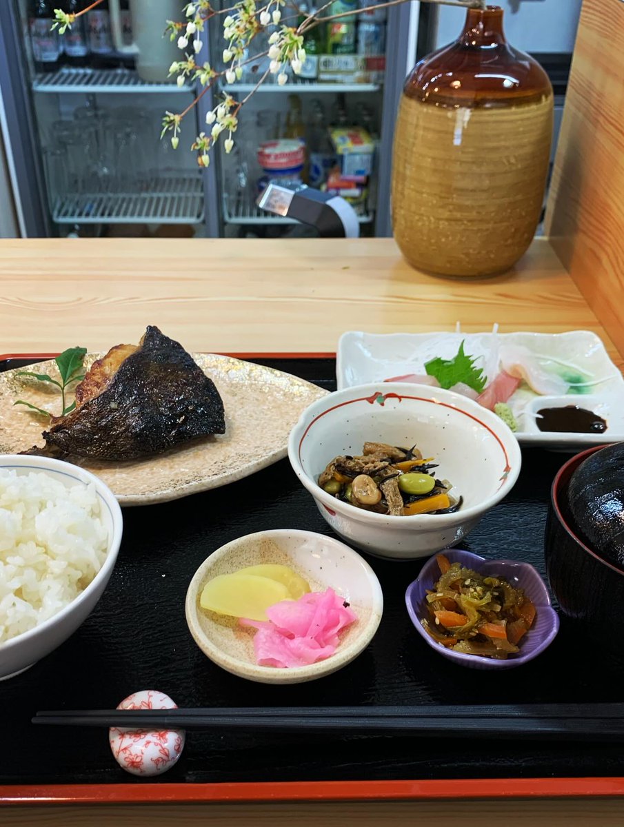 MarvelBrue8km's tweet photo. The weather finally cleared up on my day off. I rode my Harley, admired the cherry blossoms and ocean, and enjoyed some fish. What a wonderful day off! https://t.co/lgvQQJwQnG