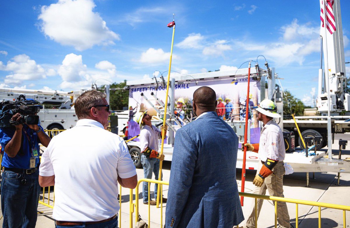 ByronDonalds's tweet photo. Getting a firsthand look at what it takes to keep Florida powered and prepared.

I had a great afternoon joining TECO lineman apprentices in Tampa for some hands-on training with the men and women who keep the lights on and step up when severe weather hits.

Thank you for having me and for the work you do every single day for Floridians. @tropicalupdate