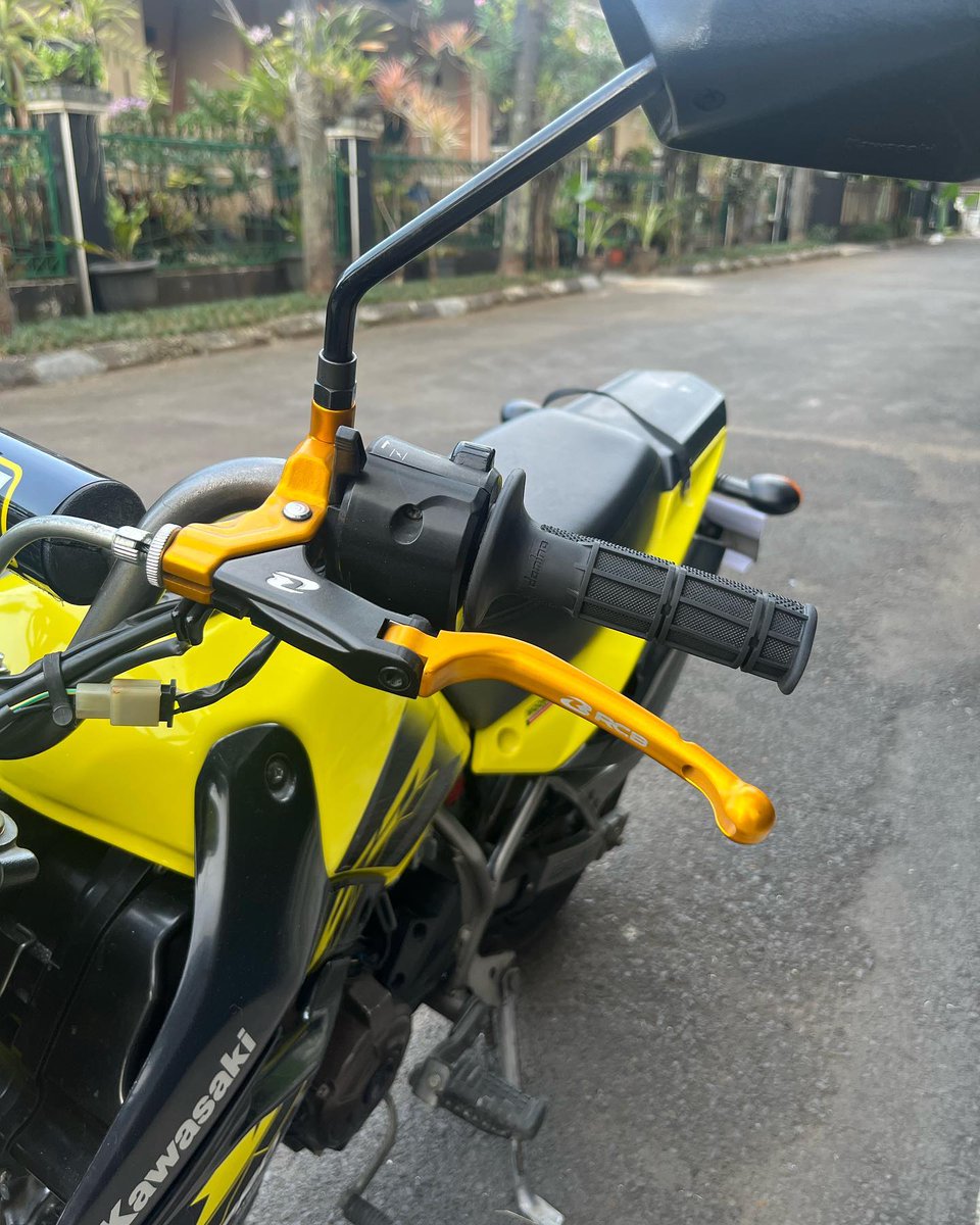 BoRomanshikm's tweet photo. ❌❌FOR SALE❌❌ 
Bismillah... 2016 Kawasaki KSR Pro 
D Cimahi license plate 
Complete documents 
Long tax validity 
RCB brake master cylinder 
RCB clutch lever 
Battlax tires, front and rear, 95% condition 
Original front fender included https://t.co/t315AO3b7G