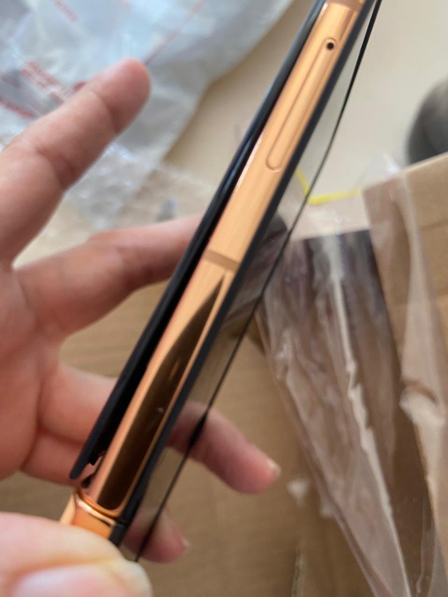 MoraytaFanny's tweet photo. Envie mi rzr 50 ultra por pantalla despegada y asi me lo regresaron (IGUAL), es mas en la misma caja, BIT ELECTRONICS no hizo nada, solo me hicieron perder otras dos semanas sin equipo, por que es la tercera vez que se envía, el primer contacto  de motorola, un asco, solo me dicen que lo "vuelva a enviar" ayuda @Profeco     @MotorolaSoporte
 @Moto    @MotorolaMX
