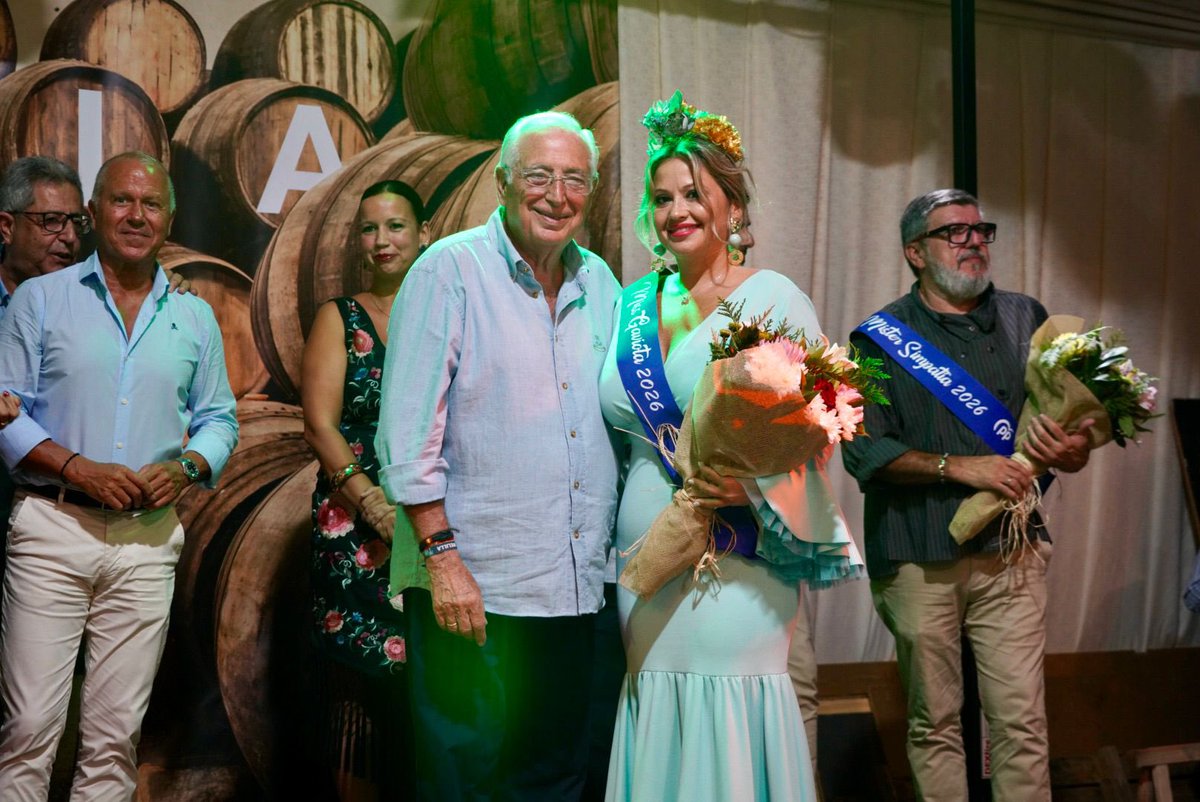 PPMelilla's tweet photo. Durante la  tradicional cena de  Feria también se ha procedido a la entrega de reconocimientos.  Los galardonados han sido Rafa Calatrava, como Míster Simpatía; Carolina Torreblanca, como Miss Simpatía; Rosa María Casanova, como Lady Gaviota; Antonio Alcoba, como Míster Gaviota; y María José Fernández Chaparro, como Miss Gaviota.

📸 Galería de imágenes ⤵️
https://t.co/p7QJcxm7QK