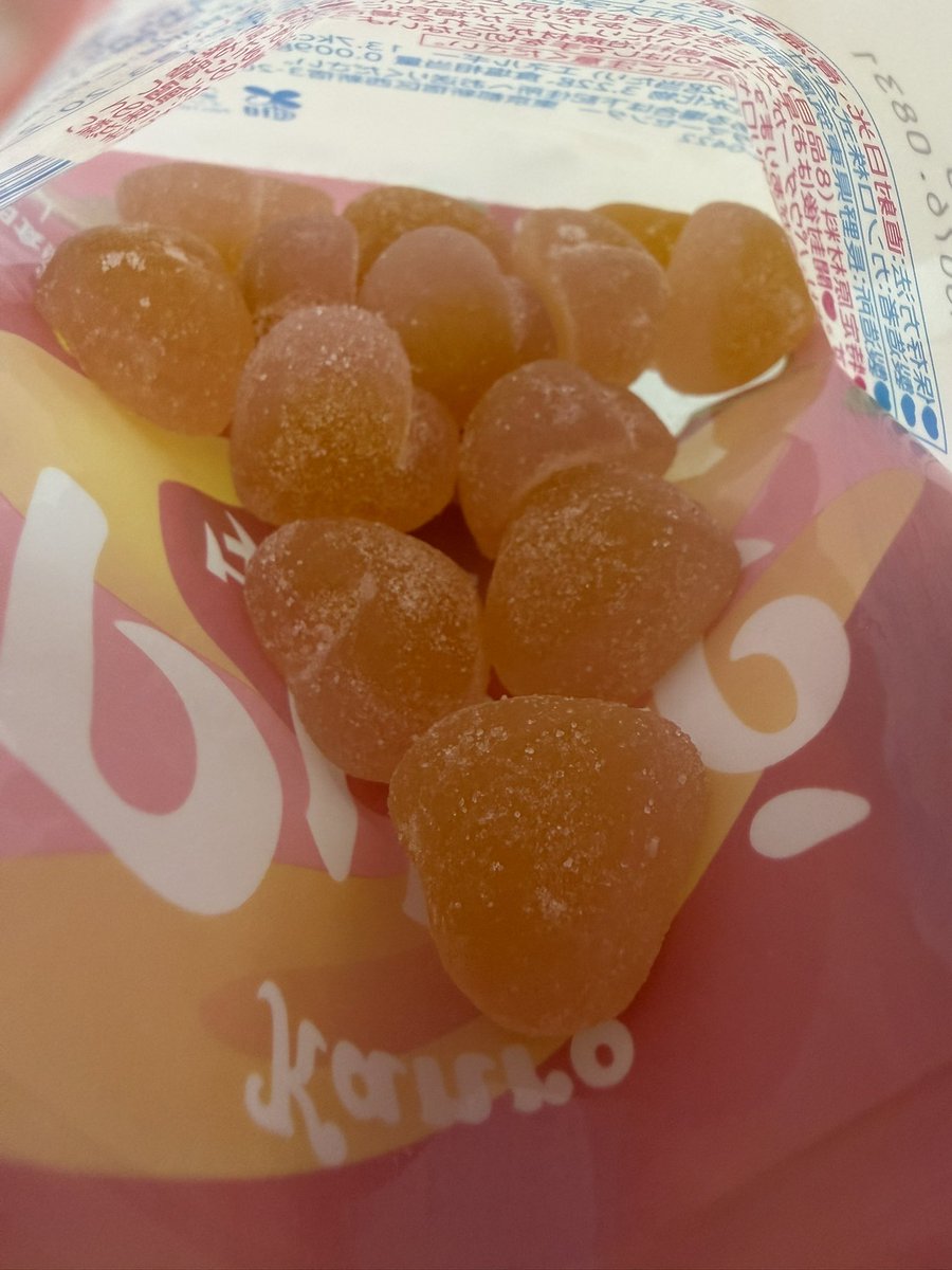 _gumi_moni's tweet photo. グミlog
#タネピュレ
#Kanro
#セブン
ずっと気になってたやとぅ🍒😋
種?!って感じだよね!ちゃんと硬いのが入ってておもろい〜!タネの周りはプレミアムの中のゼリーみ強めだった😙欲を言えば種丸くしてみて欲しい!
#今日のグミ
#グミol
#olのグミ日記
#グミ活 https://t.co/JO6XYr9zm8