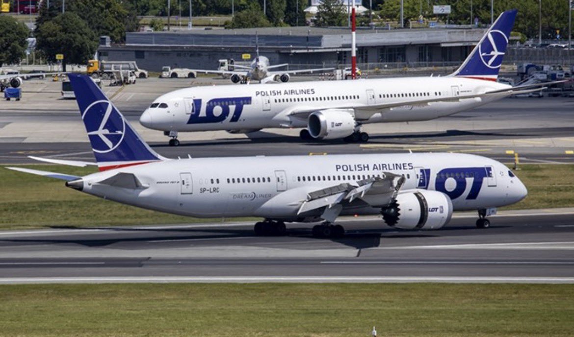 DonadoAdolfo's tweet photo. El presidente de LOT, Michał Fijoł, confirmó la noticia que finales de agosto de 2026: la aerolínea recibirá dos Boeing 787-9 de segunda mano procedentes de Virgin Atlantic en el primer semestre de 2027.
Algunos detalles adicionales:
•Los interiores se renovarán, pero no se hará una reconfiguración completa de cabina, es decir, no se cambiará el layout actual de asientos de Virgin.
•Con estas dos aeronaves, más los dos 787-8 que LOT ya tiene previstos de Thai Airways, previstos para finales de 2026, la flota de largo radio de LOT debería llegar a 19 aviones de fuselaje ancho para la temporada alta de 2027.
•Actualmente LOT opera 7 equipos Boeing 787-9 y 8 aviones Boeing 787-8.
Es un movimiento típico en un mercado de widebodies muy tensionado, donde las entregas de aviones nuevos de Boeing van con retraso y muchas aerolíneas están optando por aviones usados para crecer más rápido.