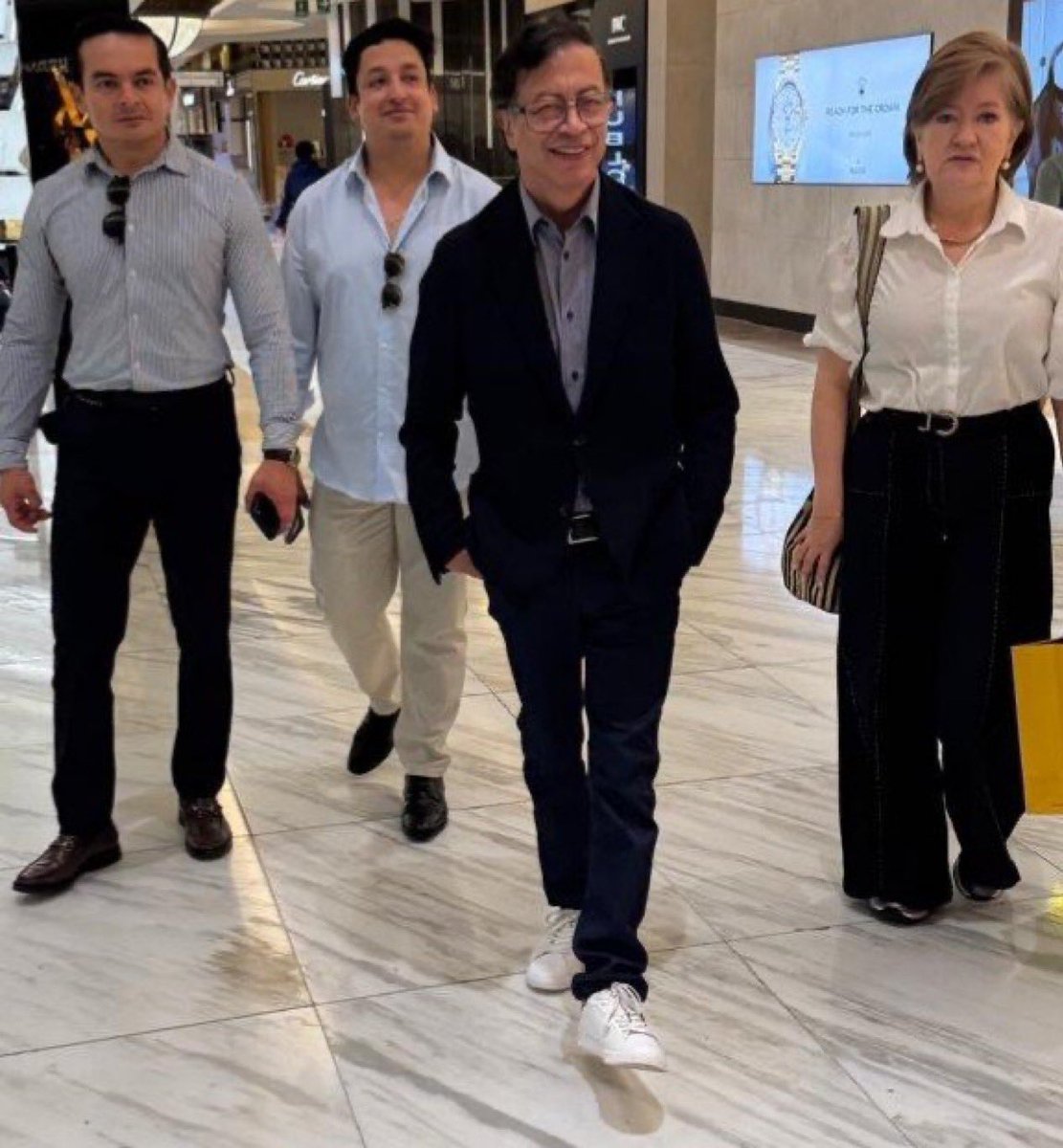 jorgegogdl's tweet photo. El ex presidente de Colombia @petrogustavo sube una foto en Palacio de Hierro México, una de las tiendas más caras del país atrás de ven marcas como Cartier o IWC. La dama que lo acompaña  trae una bolsa amarilla del palacio de hierro símbolo que compró algo.

“La izquierda”… https://t.co/s5REcpGFMw