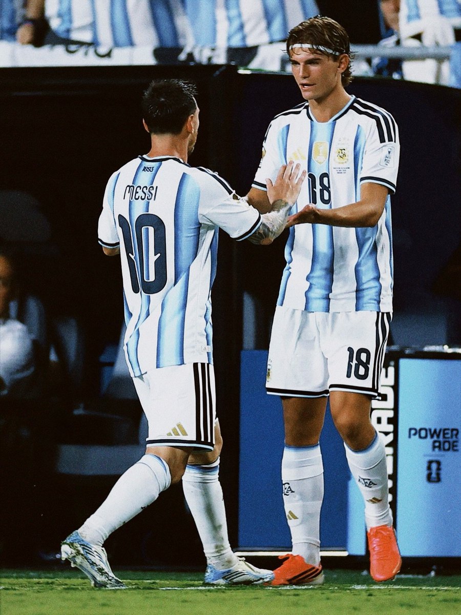 nicopaz10ok's tweet photo. Gracias Leo.

Desde que tenía 4 años veía todos tus partidos junto a mi padre y hacíamos cálculos juntos para ver si me daba tiempo a jugar contigo, y decíamos que era imposible, pero gracias a Dios pude cumplir mi sueño y compartir contigo tus últimos pasos en la selección. https://t.co/d6IW8uvuI4