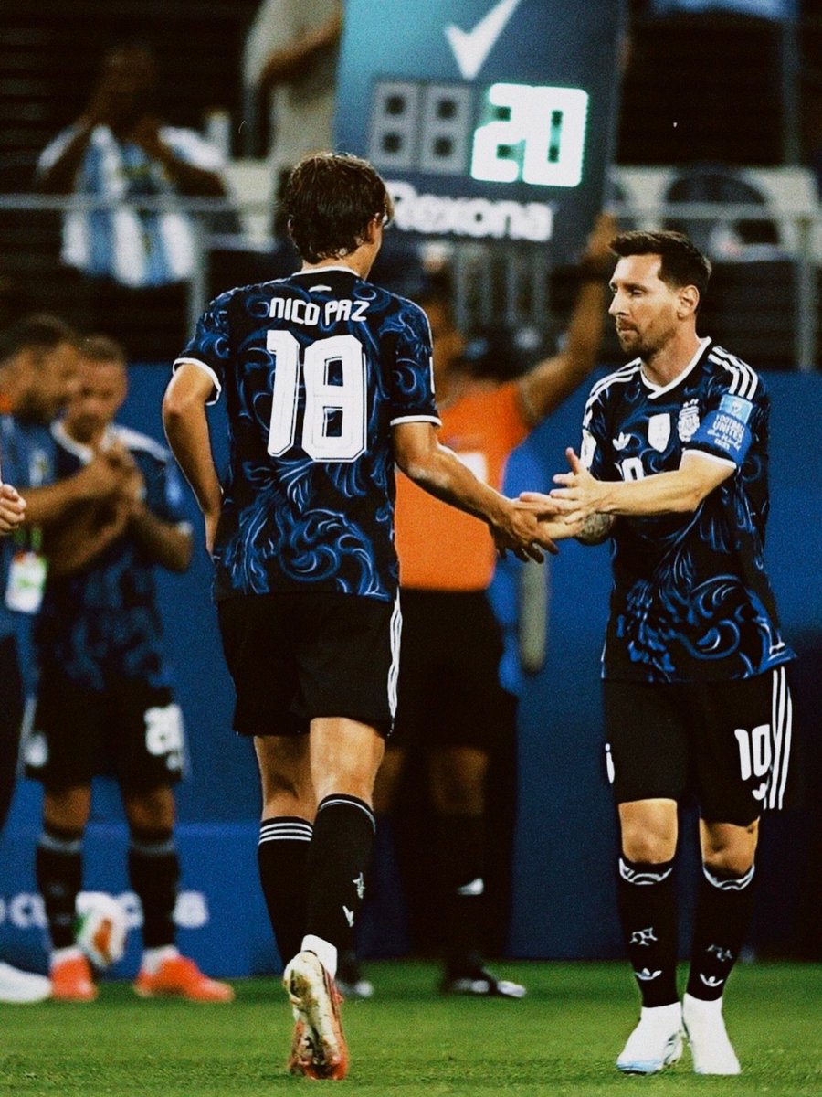 nicopaz10ok's tweet photo. Gracias Leo.

Desde que tenía 4 años veía todos tus partidos junto a mi padre y hacíamos cálculos juntos para ver si me daba tiempo a jugar contigo, y decíamos que era imposible, pero gracias a Dios pude cumplir mi sueño y compartir contigo tus últimos pasos en la selección. https://t.co/d6IW8uvuI4