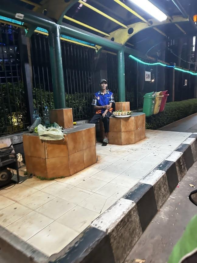 LiaAfri03881071's tweet photo. Hallo warga jaksel, yang kerjanya daerah tower allobank (halte tendean) larisin jualan bapak nya yuk!!! Cemilan tradisional gitu ada lemper,bika ambon dll. Semangat selalu bapak semoga dagang nya rame banyak yang beli . https://t.co/jTelz3Fa74