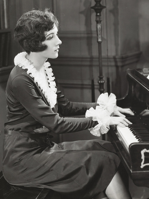 Suzanne08253534's tweet photo. Claudette Colbert in Young Man of Manhattan (1930) https://t.co/oG72O4MiHR