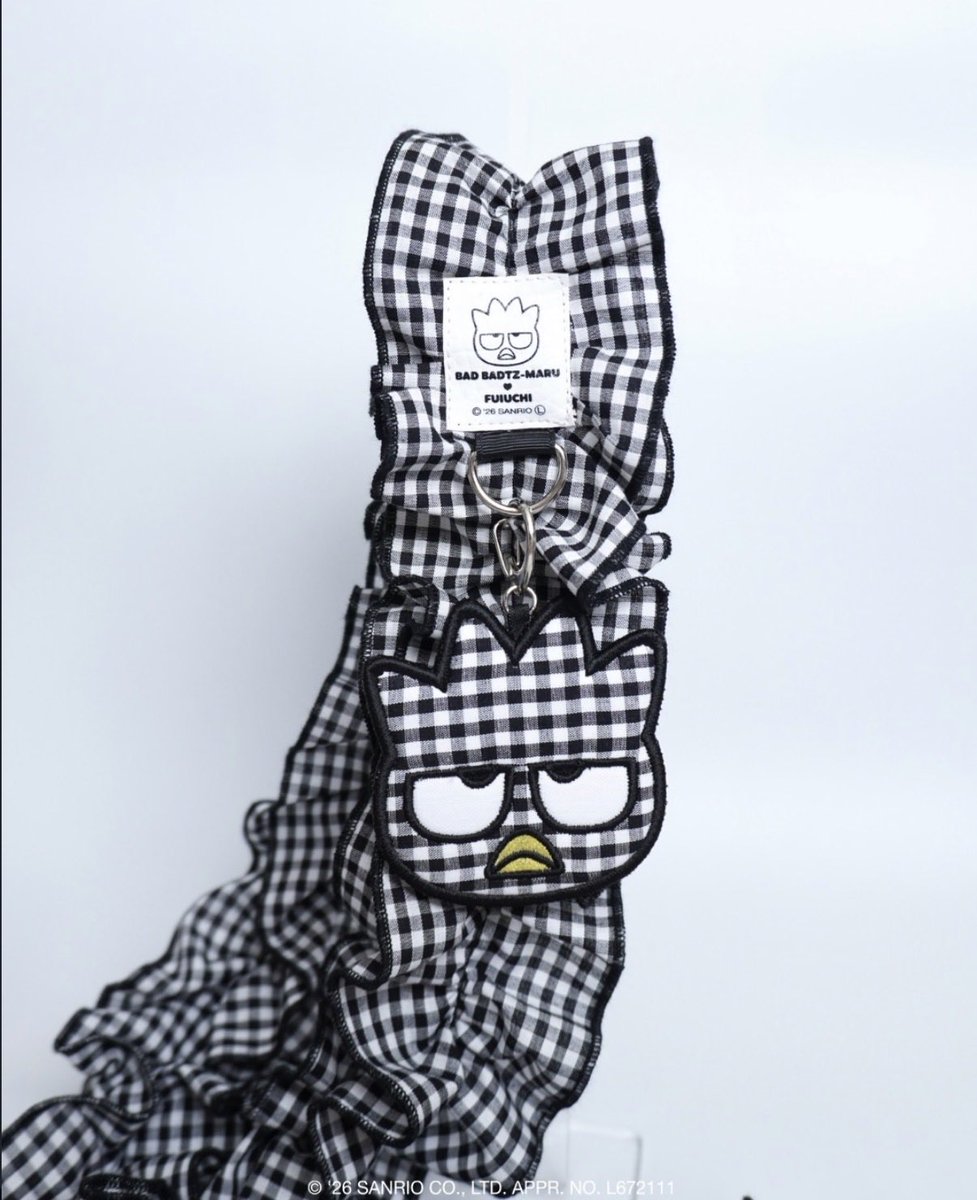 sanrio_fan_jp's tweet photo. 【サンリオ新商品】
ハンドメイドブランド「fuiuchi」から、バッドばつ丸のフリルショルダーストラップ＆ストラップホルダーが登場🖤✨

ブラックのギンガムチェック柄フリルに、ばつ丸チャームがアクセントになった温かみのあるハンドメイドアイテムです。

🖤ラインナップ
・フリルショルダーストラップ（全5種）
  全長120cm / 13,200円(税込)
  ※お一人様1点まで
・ストラップホルダー（全5種）
  1,760円(税込)

📅販売情報
「Hello ISETAN Hello Sanrio characters」
・会期：9/8(火)〜9/13(日)
・会場：伊勢丹新宿店 本館6階 催物場
・販売開始：9/8(火) 10:00〜（店頭＆三越伊勢丹オンライン受注）
※9/8・9/9の店頭一部時間帯はLivePocketでの入場抽選あり

ケースに挟むだけで簡単に装着可能！スマホやカメラ、バッグのカスタムにおすすめです📱✨

#バッドばつ丸 #サンリオ #fuiuchi #スマホストラップ #サンリオコラボ