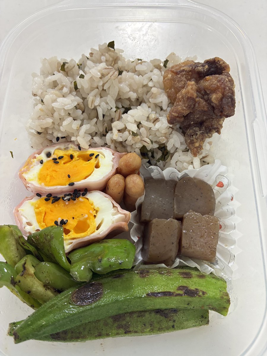 asuna_k5's tweet photo. ✴︎44日目✴︎

娘、ピーマン🫑食べられないって、子供かっ！
今日はかーちゃんも弁当持参でパートです💪採れたてピーマンとオクラは焼いただけで美味しい😋

#お弁当　#お弁当記録　#お弁当作り
#おべんとう日記　#おべんとう
#お弁当作り楽しもう部　#中学生弁当 https://t.co/wdrrV0VTHc