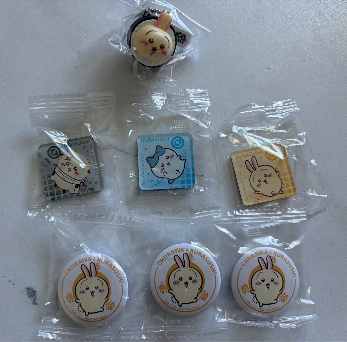 ooo_efz's tweet photo. ちいかわ くら寿司 ビッくらポン

【譲】
缶バッジ
うさぎ×3

マグネット
ハチワレ×1、ラッコ×1、うさぎ×1

フィギュア▶︎���さぎ×1

【求】
同種モモンガ
缶バッジのみ複数:1交換希望です。

郵送での交換を予定しています。 https://t.co/j4dJQS9uUb