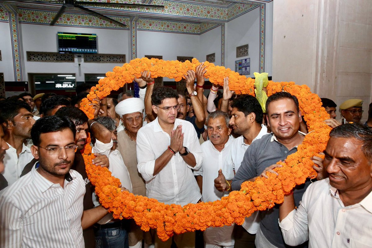 SachinPilot's tweet photo. सुबह 6.00 बजे 🚃
थार की धरती 🙏

बाड़मेर रेलवे स्टेशन पर स्वागत के लिए आप सभी का हृदय से आभार। https://t.co/CK0WWqaQcH